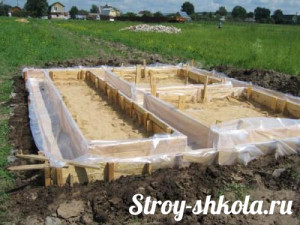 Дно и стены опалубки закрывают полиэтиленовой пленкой